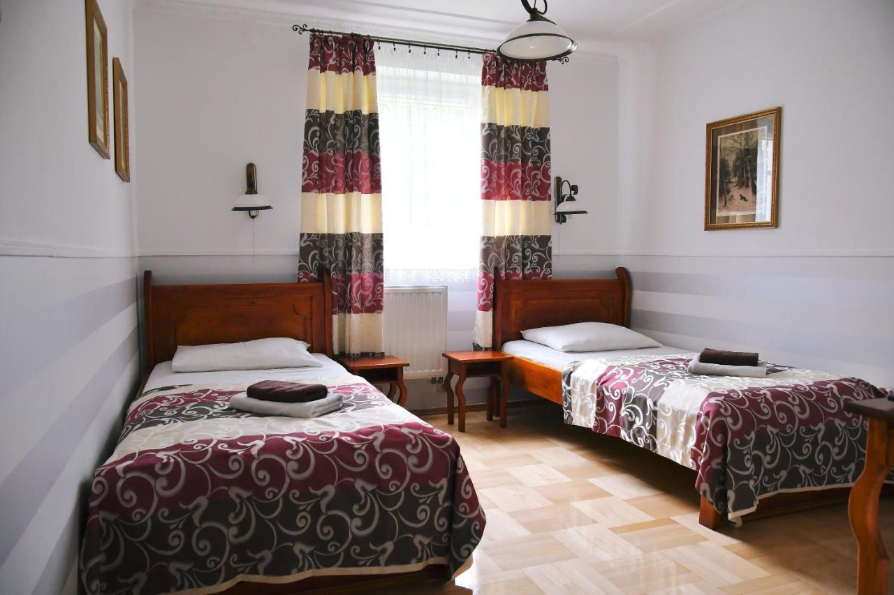 Hotel Sniezka Krosno Esterno foto