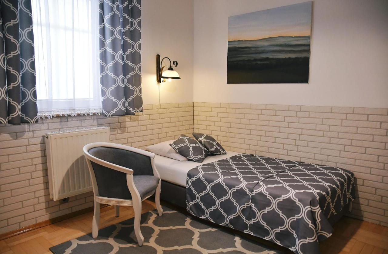 Hotel Sniezka Krosno Esterno foto