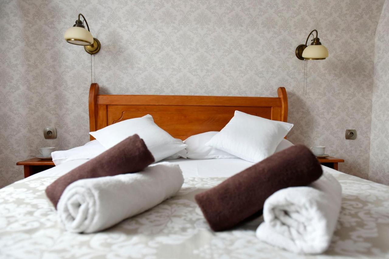 Hotel Sniezka Krosno Esterno foto