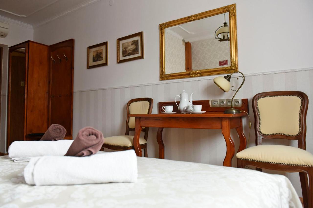 Hotel Sniezka Krosno Esterno foto