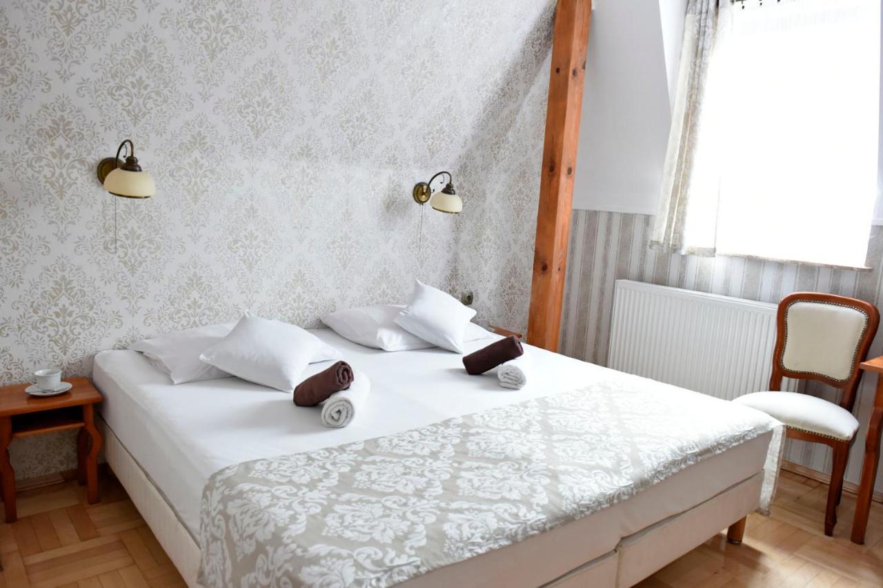 Hotel Sniezka Krosno Esterno foto