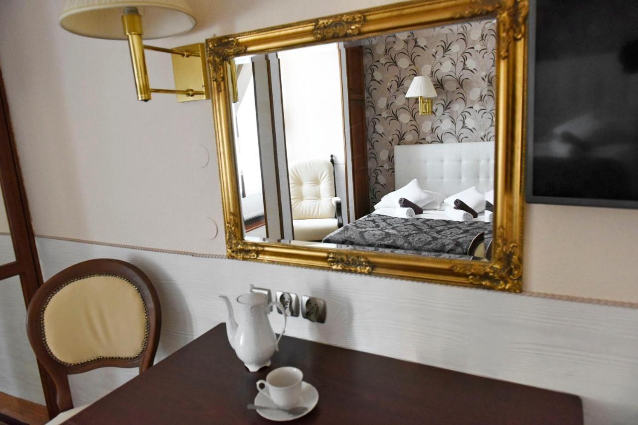 Hotel Sniezka Krosno Esterno foto