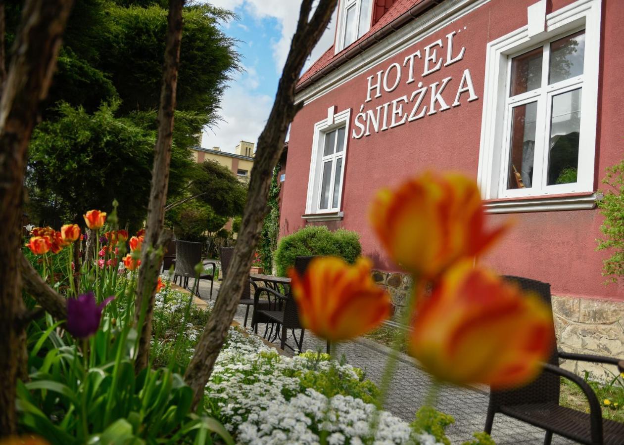 Sniezka Hotel Krosno Esterno foto