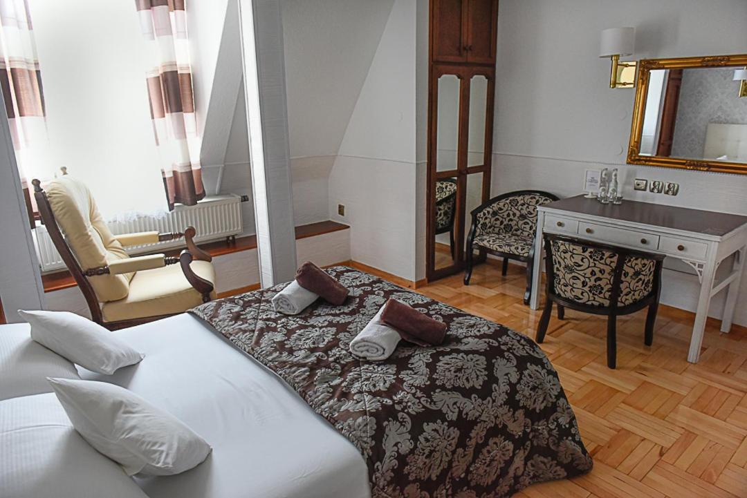 Hotel Sniezka Krosno Esterno foto