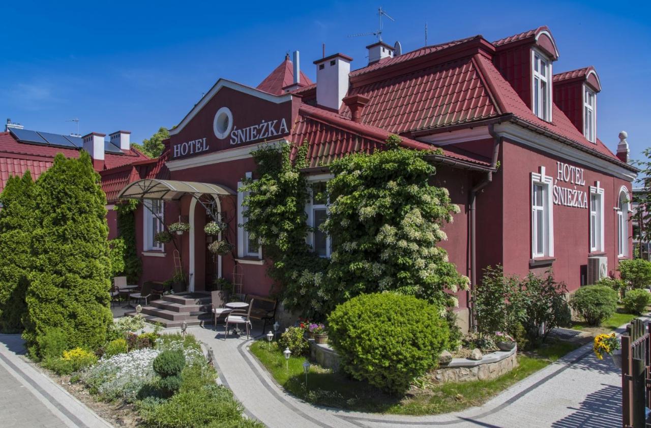 Hotel Sniezka Krosno Esterno foto