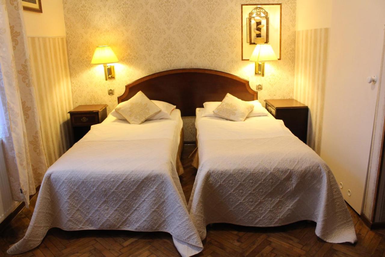 Hotel Sniezka Krosno Esterno foto