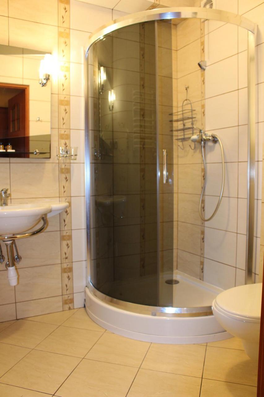 Hotel Sniezka Krosno Esterno foto